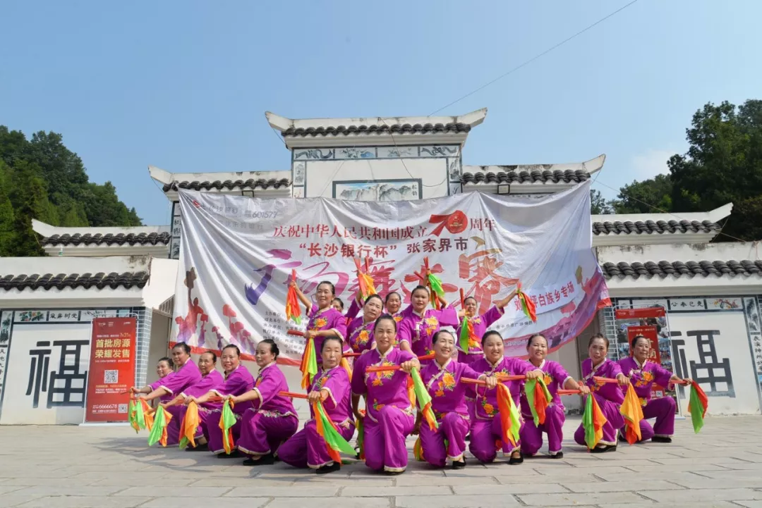 四排变六排,长方形变三角形,整圆到半圆,纵横交错……十多种舞蹈队形