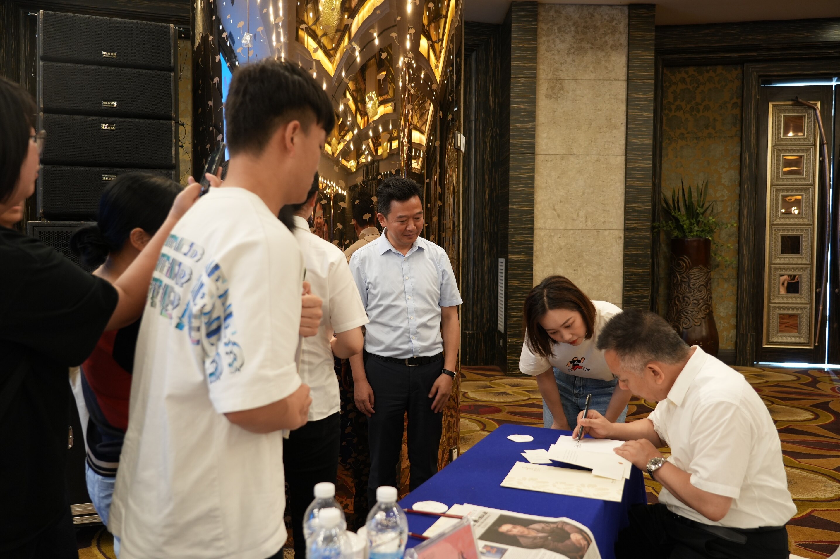 王跃文先生在活动现场为读者朋友签赠新书《家山》。